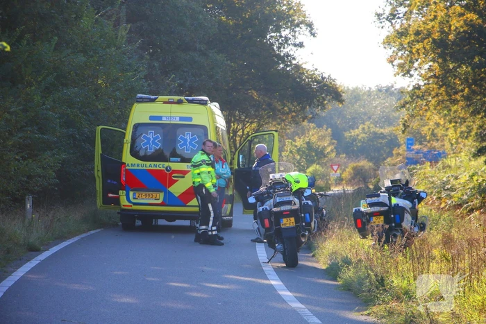 Motorrijder rijdt bosschages in en komt ten val