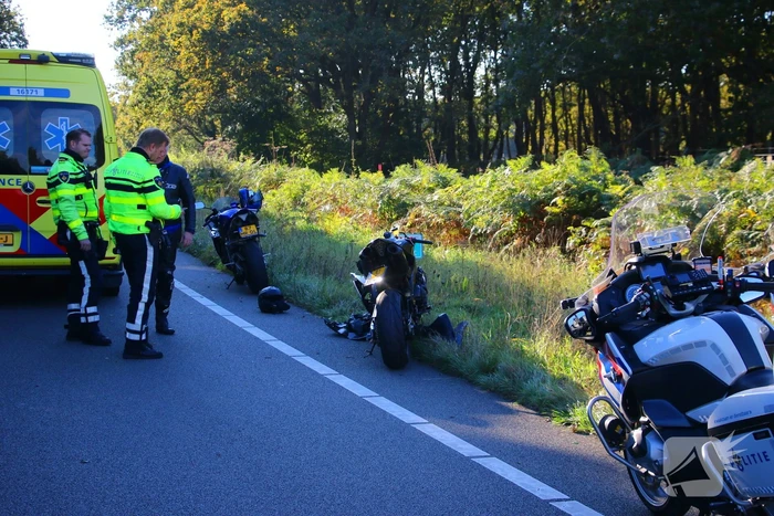 Motorrijder rijdt bosschages in en komt ten val