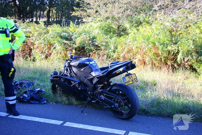 Motorrijder rijdt bosschages in en komt ten val