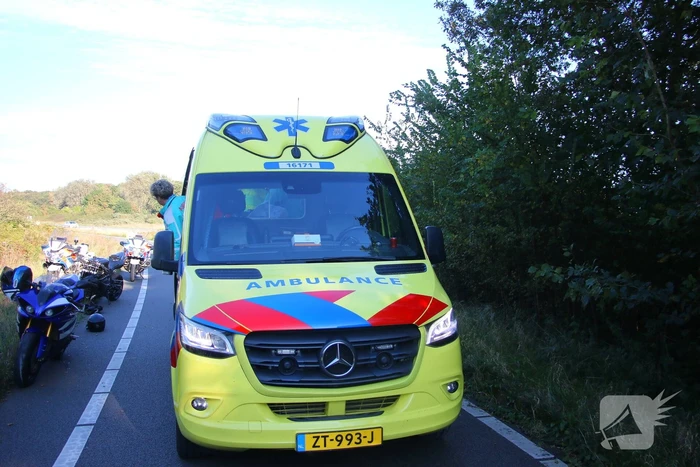 Motorrijder rijdt bosschages in en komt ten val