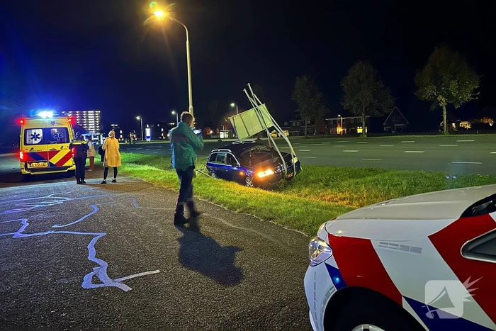 Automobilist verliest macht over stuur ramt verkeersbord en belandt in greppel