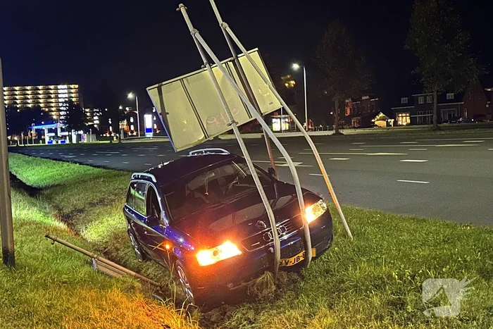 Automobilist verliest macht over stuur ramt verkeersbord en belandt in greppel