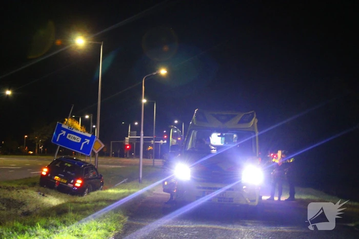 Automobilist verliest macht over stuur ramt verkeersbord en belandt in greppel
