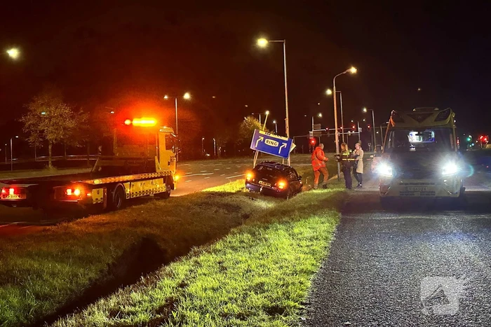 Automobilist verliest macht over stuur ramt verkeersbord en belandt in greppel