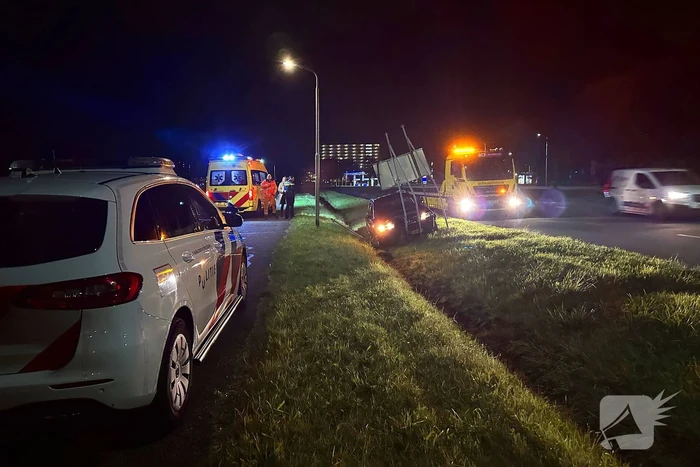 Automobilist verliest macht over stuur ramt verkeersbord en belandt in greppel