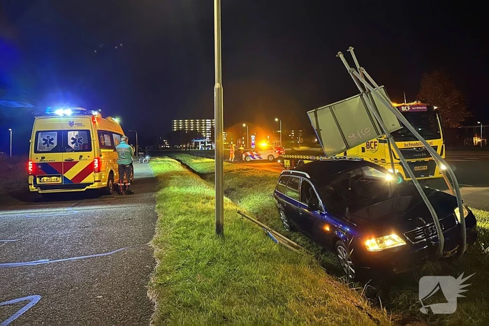 Automobilist verliest macht over stuur ramt verkeersbord en belandt in greppel