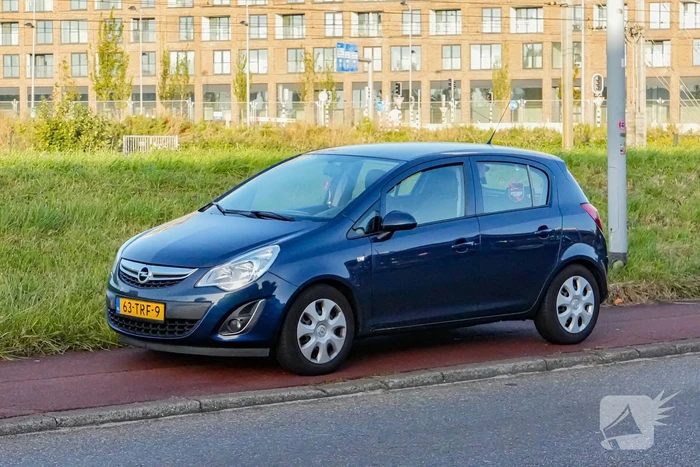 Scooterrijder en automobilist in botsing