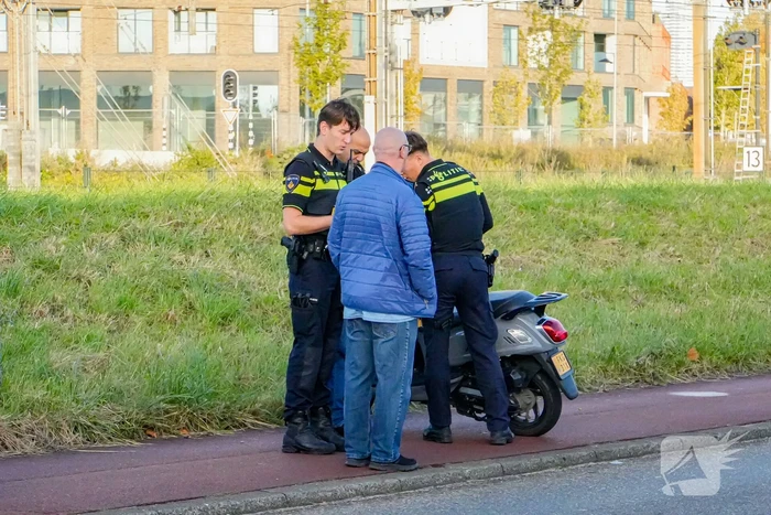 Scooterrijder en automobilist in botsing