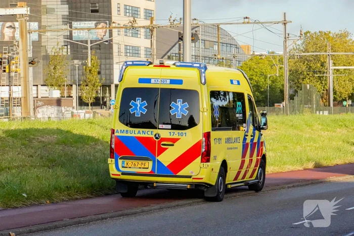Scooterrijder en automobilist in botsing