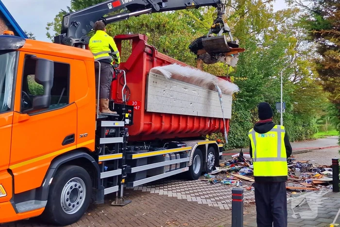 Containerwagen dumpt brandend afval op straat