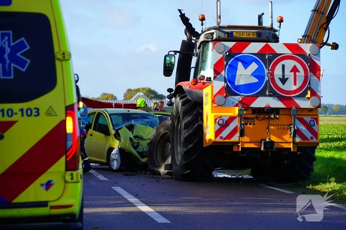 Automobilist komt om bij botsing met tractor