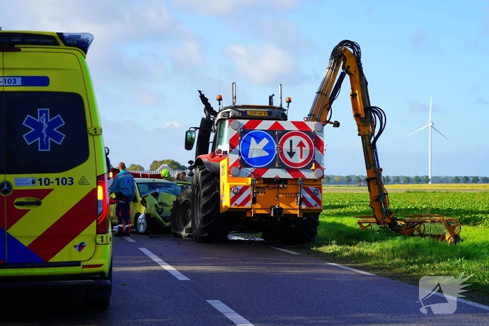 Automobilist komt om bij botsing met tractor