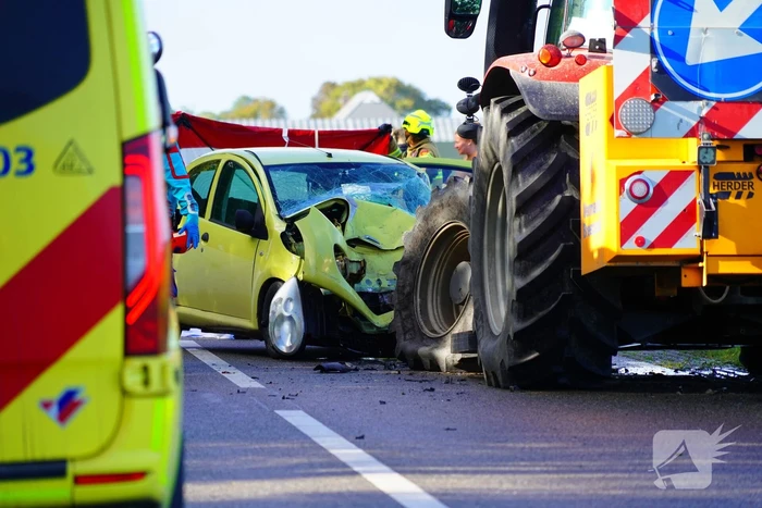 Automobilist komt om bij botsing met tractor