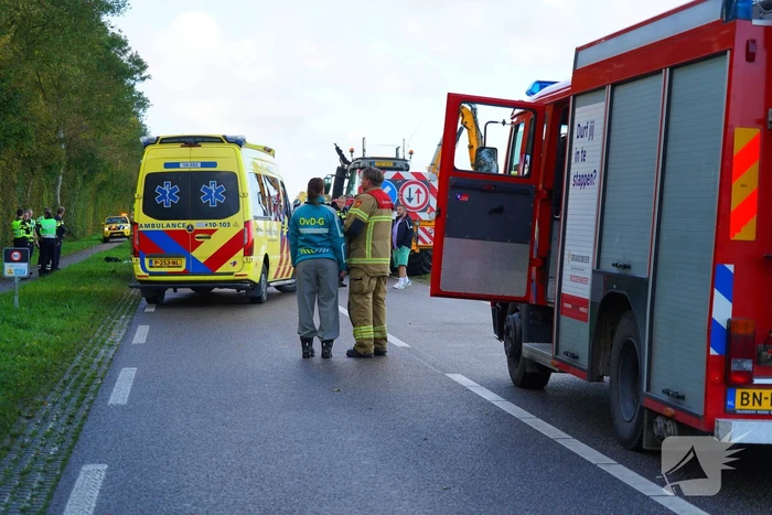 Automobilist komt om bij botsing met tractor