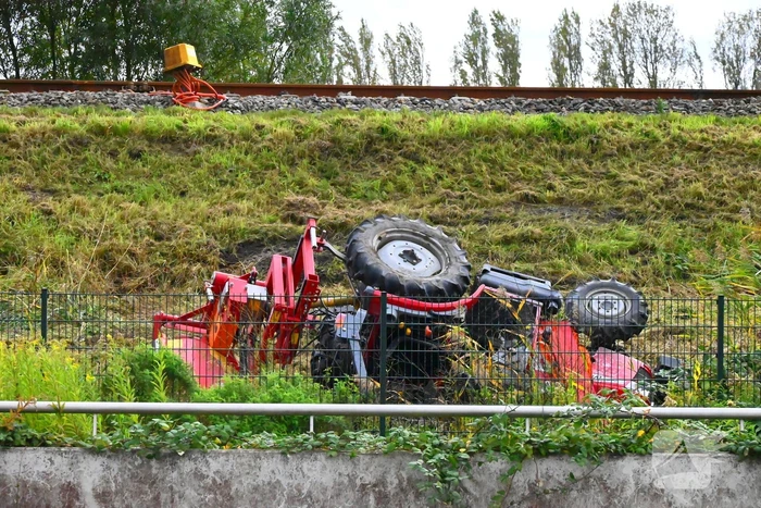 Tractormaaier kantelt