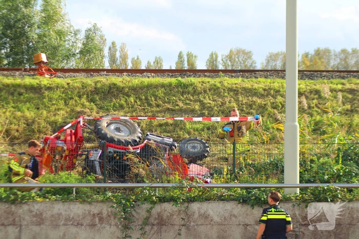 Tractormaaier kantelt