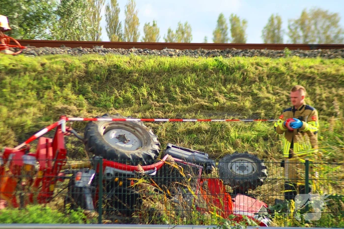 Tractormaaier kantelt