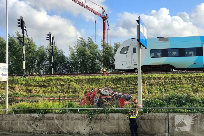 Tractormaaier kantelt