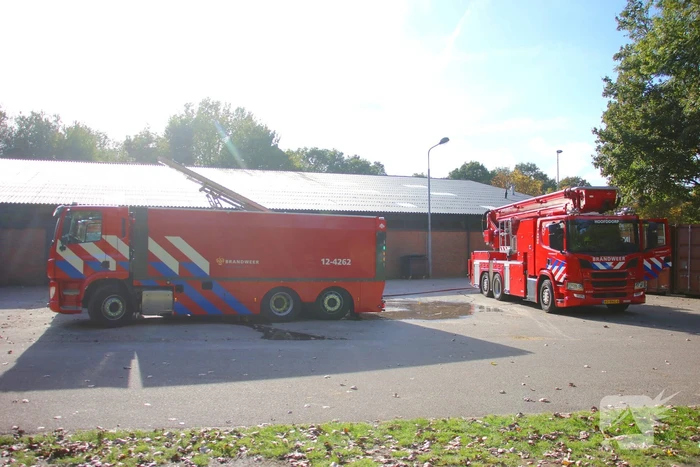 Brandweer groots ingezet voor brand bij manege