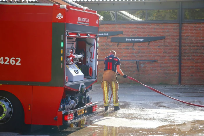 Brandweer groots ingezet voor brand bij manege