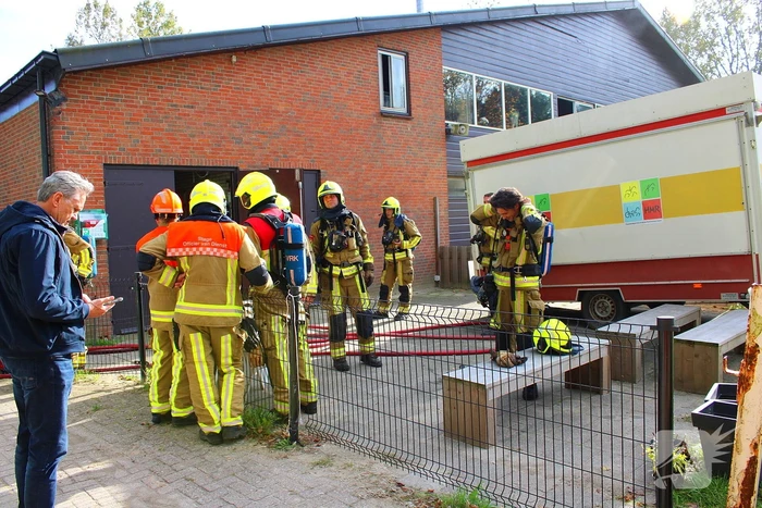 Brandweer groots ingezet voor brand bij manege