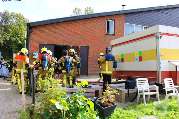 Brandweer groots ingezet voor brand bij manege