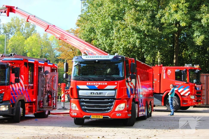 Brandweer groots ingezet voor brand bij manege