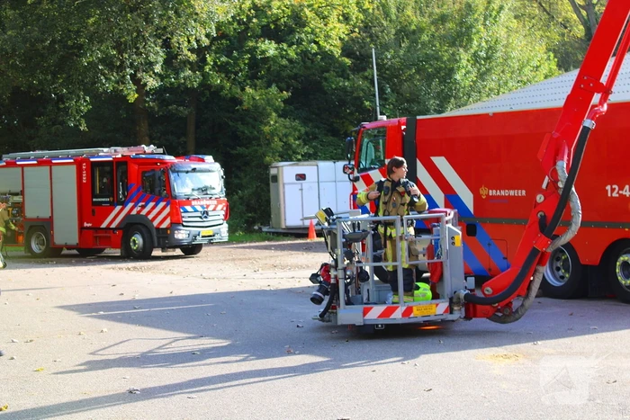 Brandweer groots ingezet voor brand bij manege