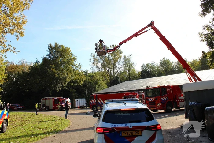 Brandweer groots ingezet voor brand bij manege
