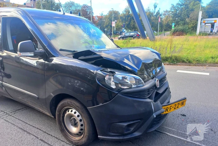 Invoegende personenauto veroorzaakt ongeval