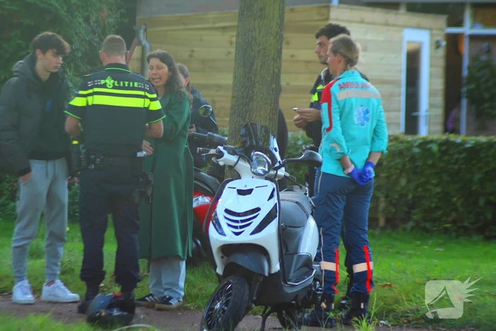Twee scooterrijders botsen op elkaar