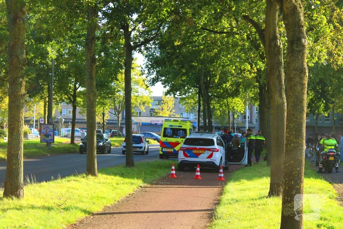 Twee scooterrijders botsen op elkaar