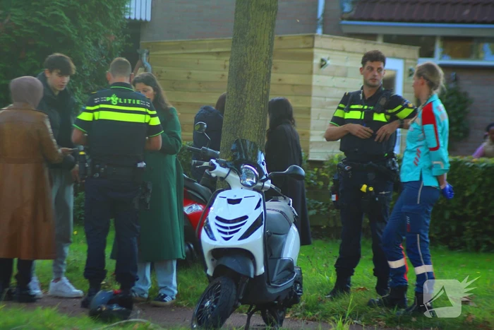 Twee scooterrijders botsen op elkaar