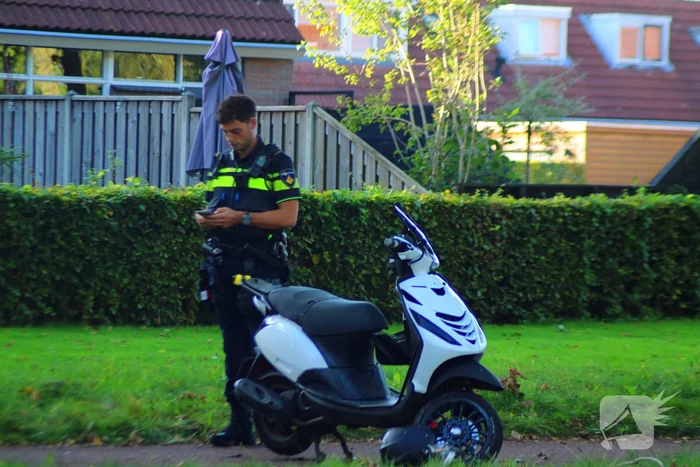 Twee scooterrijders botsen op elkaar
