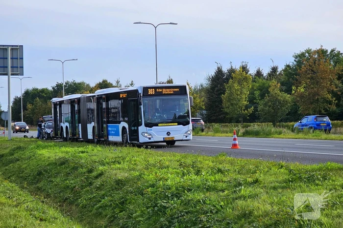Lijnbus en personenauto met elkaar in botsing