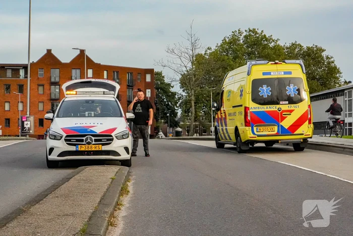 Scooterrijder gelanceerd bij botsing met bestelbus