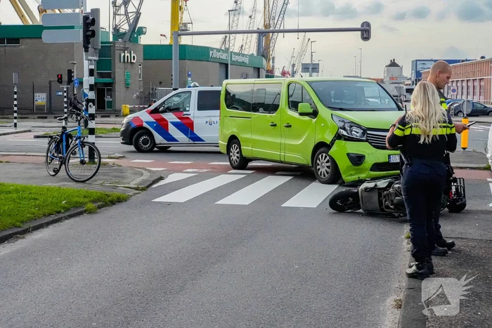 Scooterrijder gelanceerd bij botsing met bestelbus