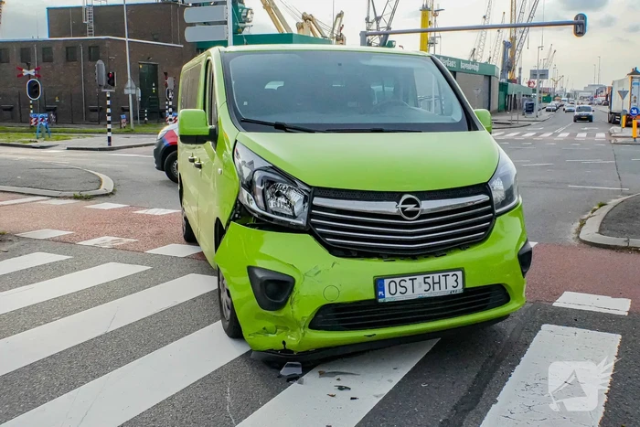 Scooterrijder gelanceerd bij botsing met bestelbus