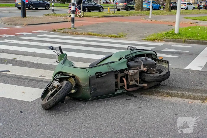 Scooterrijder gelanceerd bij botsing met bestelbus