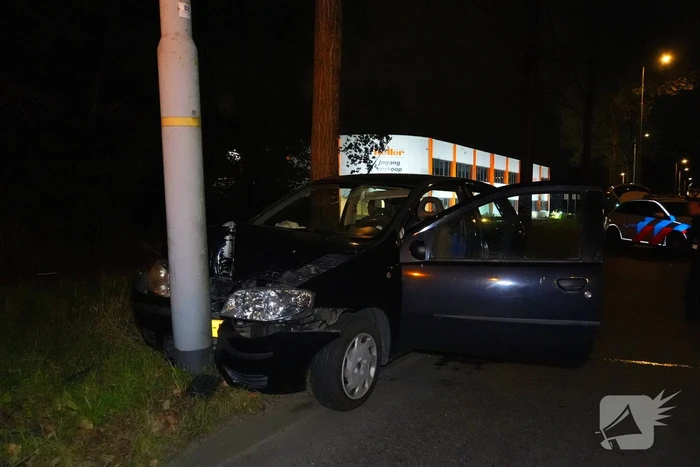 Automobilist klapt op lantaarnpaal
