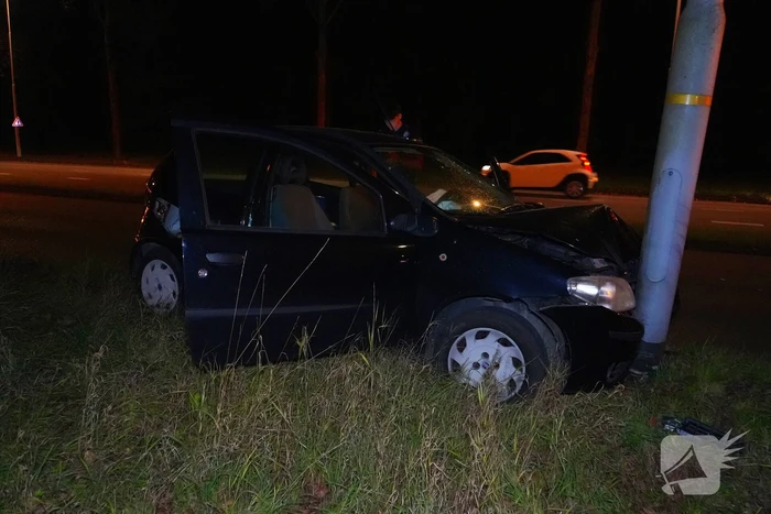 Automobilist klapt op lantaarnpaal