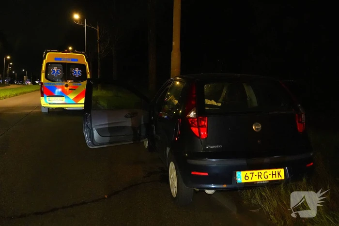 Automobilist klapt op lantaarnpaal