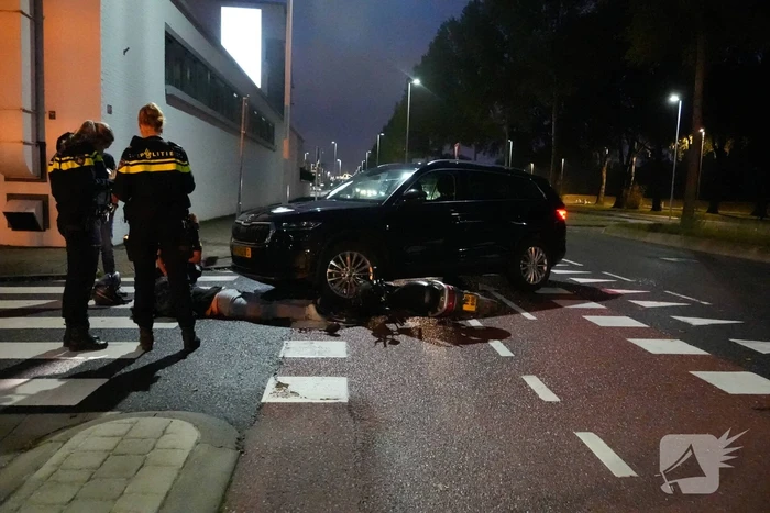 Scooterrijder klapt op personenauto