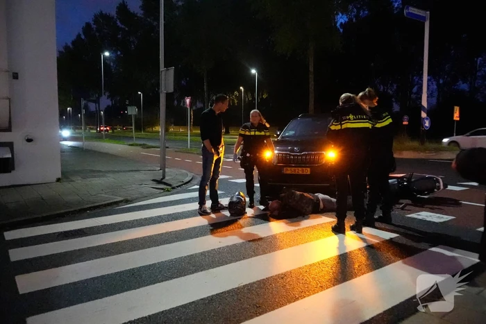 Scooterrijder klapt op personenauto
