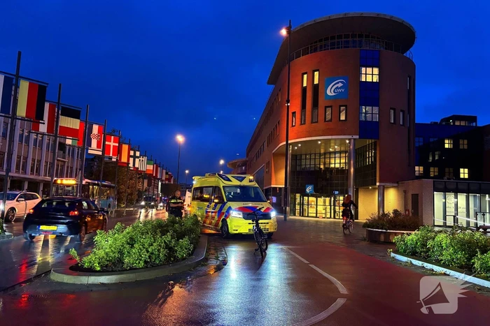 Fietser gewond bij botsing met pakketbezorger