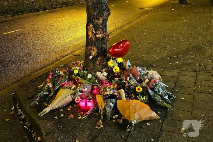 Herdenking en veel bloemen op plek overleden 18-jarige jongen