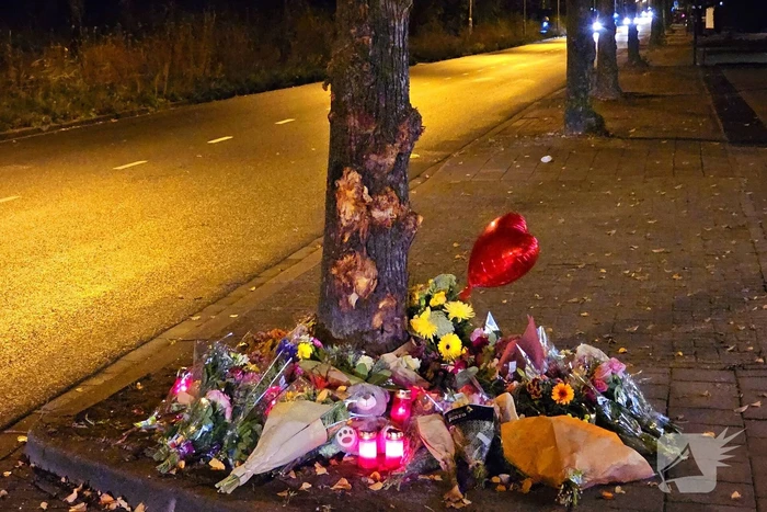 Herdenking en veel bloemen op plek overleden 18-jarige jongen