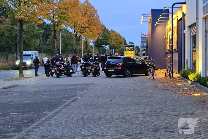 Herdenking en veel bloemen op plek overleden 18-jarige jongen