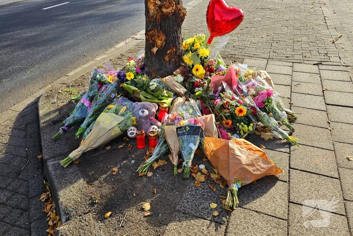 Herdenking en veel bloemen op plek overleden 18-jarige jongen