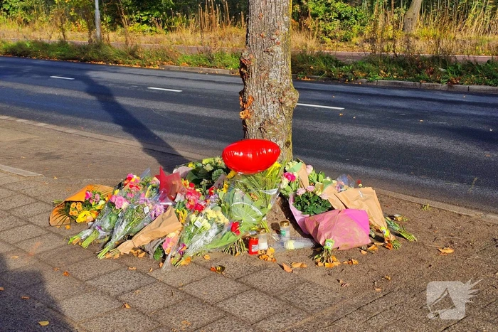 Herdenking en veel bloemen op plek overleden 18-jarige jongen